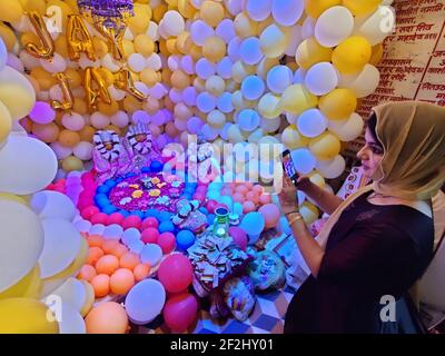 Beawar, Rajasthan, India, 11 marzo 2021: Un devoto clicca l'immagine di Lord Shiva al tempio di Mahadev su Hindu Maha Shivratri festival a Beawar. Maha, SH Foto Stock