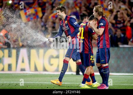 Gerard Pique e Ivan Rakitic di Barcellona celebrano la vittoria durante la partita di calcio spagnola Copa del Rey 2014/2015 (finale) tra il club atletico e Barcellona il 30 maggio 2015 al campo Nou di Barcellona, Spagna. Foto Bagu Blanco / DPPI Foto Stock