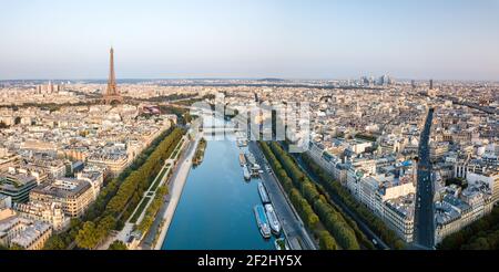 Vista aerea lato est della Torre Eiffel da Passerelle Léopold Sédar Senghor, Parigi con drone in luce del giorno Foto Stock