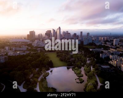 Aeroporto la défence centro finanziario (Tours Société Générale) dal Parc André Malraux (Nanterre parco) alba a parigi, francia Foto Stock