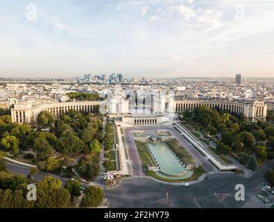 Aereo Trocadéro (Palais de Chaillot) e la Défense centro finanziario sullo sfondo, in prima mattina d'estate. Tranquillo e tranquillo di fronte ai turisti Foto Stock