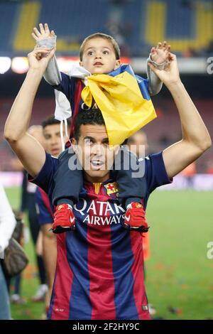 Pedro Rodriguez (BARCELLONA) giocando con suo figlio nella partita finale della Copa del Rey, 30 MAGGIO 2015 - Calcio / Calcio : 2015. COPA DEL REY, Athletic Club 1-3 Barcellona al Camp Nou Stadium, Barcellona, Spagna. (Foto di BAGU BLANCO/AFLO SPORT) Foto Stock