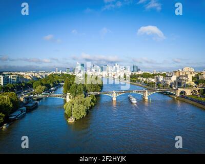 Aereo di le Pont Neuf più antico ponte di pietra Arch che collega l'isola ile de la Cite alle rive della senna, Parigi Foto Stock