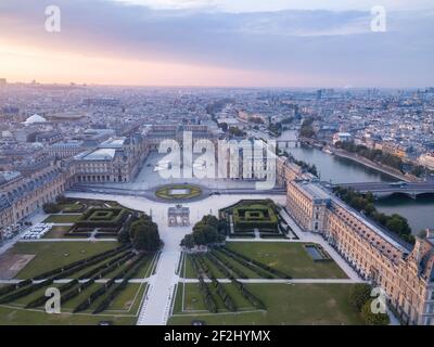 Drone girato sopra il giardino delle Tuileries, guardando la piramide del Louvre / museo sulle rive della senna Foto Stock