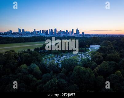 Aereo della défense dai Giardini Bagatelle (rose) con edifici Skyline sullo sfondo, UNA mattina in Francia Foto Stock