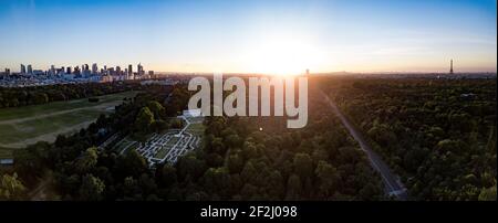 Bella mattina UltraWide Aerial vista della défense dai Giardini Bagatelle (rose), Torre Eiffel sulla destra e skyline sulla sinistra, Francia Foto Stock