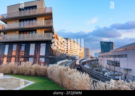 Vienna, linea metropolitana U2, sede centrale OMV, casa Messecarree (a sinistra) nel 02. Leopoldstadt, Vienna, Austria Foto Stock