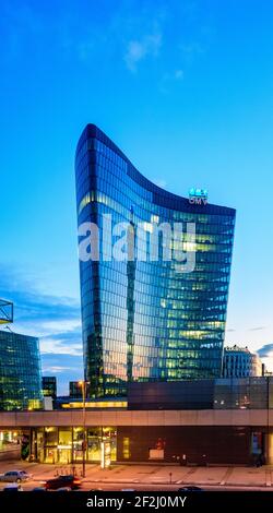 Vienna, linea metropolitana U2, edificio della sede centrale dell'OMV nel 02. Leopoldstadt, Vienna, Austria Foto Stock