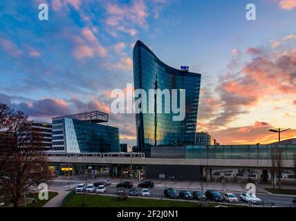 Vienna, linea metropolitana U2, edificio della sede centrale dell'OMV nel 02. Leopoldstadt, Vienna, Austria Foto Stock