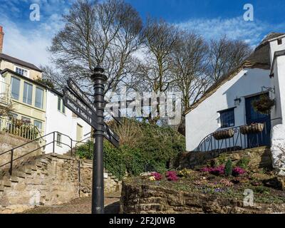 Vecchi edifici ai piedi del Water Bag Bank in Knaresborough, North Yorkshire, Inghilterra Foto Stock