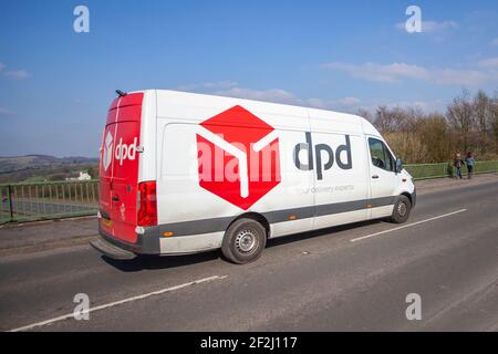 DPD furgoni trasporto merci, trasporto camion consegna sulla M6 a Manchester, Regno Unito Foto Stock