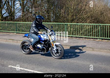 BMW R Ninet 1170cc benzina roadster; motociclista; trasporto a due ruote, motocicli, veicolo, Strade, motociclette, motociclette e motociclette che guidano a Chorley, Regno Unito Foto Stock