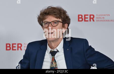 Brandeburgo, Schonefeld. 12 marzo 2021: Engelbert Lütke Dendrup, presidente del consiglio di amministrazione della Flughafen Berlin Brandenburg GmbH, attende l'inizio della conferenza stampa dopo la riunione del consiglio di vigilanza della Flughafen Berlin-Brandenburg GmbH. L'argomento principale era i futuri requisiti finanziari dell'azienda. La società di gestione conta sulla riduzione parziale del debito da parte degli stati di Berlino, Brandeburgo e governo federale. Foto: Patrick Pleul/dpa-Zentralbild/ZB Credit: dpa Picture Alliance/Alamy Live News Foto Stock
