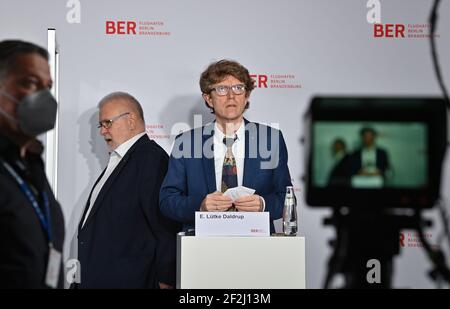 Brandeburgo, Schonefeld. 12 marzo 2021: Engelbert Lütke Dandrup (r), presidente del consiglio di amministrazione di Flughafen Berlin Brandenburg GmbH, e Rainer Bretschneider (2° da sinistra), presidente del consiglio di vigilanza di Flughafen Berlin Brandenburg GmbH, attendono l'inizio della conferenza stampa dopo la riunione del consiglio di vigilanza di Flughafen Berlin-Brandenburg GmbH. Il tema principale della riunione del consiglio di vigilanza era i futuri requisiti finanziari della società. La società di gestione conta sulla riduzione parziale del debito da parte degli stati di Berlino, Brandeburgo e governo federale. Foto: Petri Foto Stock
