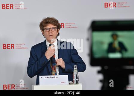 Brandeburgo, Schonefeld. 12 marzo 2021: Engelbert Lütke Dendrup, presidente del consiglio di amministrazione della Flughafen Berlin Brandenburg GmbH, attende l'inizio della conferenza stampa dopo la riunione del consiglio di vigilanza della Flughafen Berlin-Brandenburg GmbH. L'argomento principale era i futuri requisiti finanziari dell'azienda. La società di gestione conta sulla riduzione parziale del debito da parte degli stati di Berlino, Brandeburgo e governo federale. Foto: Patrick Pleul/dpa-Zentralbild/ZB Credit: dpa Picture Alliance/Alamy Live News Foto Stock