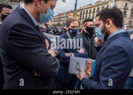 Barcellona, Spagna. 12 marzo 2021. Ignacio Garriga, il vice e leader del partito di estrema destra VOX in Catalogna è visto accompagnato da altri deputati minuti prima di entrare nel Parlamento della Catalogna.Conferenza stampa del vice e leader del partito di estrema destra VOX Santiago Abascal alle porte del Parlamento catalano come egli partecipa alla prima sessione di La nuova legislatura con la presenza di 11 deputati VOX eletti nelle ultime elezioni catalane. Credit: SOPA Images Limited/Alamy Live News Foto Stock