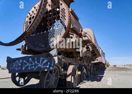 Vecchi treni arrugginiti presso l'antico cimitero dei treni vicino alle saline di Uyuni in Bolivia, arrugginendo al sole. Luoghi perduti al salar de Uyuni Foto Stock