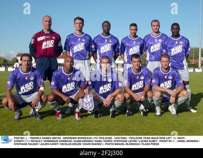 CALCIO - PARTITE AMICHEVOLI 2007/05 - GIRONDINS BORDEAUX V FC TOULOUSE - 14/07/2004 - SQUADRA DI TOLOSA (FILA POSTERIORE DA SINISTRA A DESTRA : CHRISTOPHE REVAULT / DOMINIQUE ARRIBIGE / ALBIN EBONDO / NABIL TAIDER / STEPHANE LIEVRE / LUCIEN AUBEY . PRIMA FILA : DANIEL MOREIRA / STEPHANE DALMAT / JULIEN CARDY / NICOLAS DIEUZE / DAVID SUAREZ ) - FOTO MANUEL BLONDAU / FLASH PRESS Foto Stock