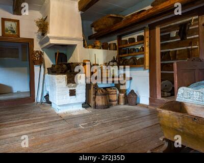 Zyndranowa, Polonia - 13 agosto 2017: Sala tipica con cucina a carbone in una casa di legno nel Museo della Cultura Lemko Foto Stock