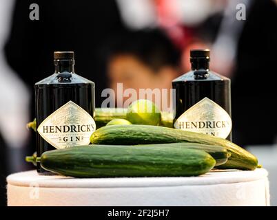 Due bottiglie di Hendrick's Gin e cetrioli Foto Stock