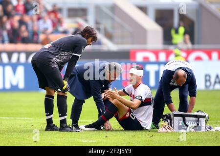 Aleandro Rosi di Genova ha ferito durante il campionato italiano Serie UNA partita di calcio tra AC Milano e Genova il 22 ottobre 2017 allo stadio San Siro di Milano - Foto Morgese - Rossini / DPPI Foto Stock