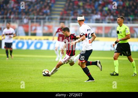 Giacomo Bonaventura di AC Milan e Aleandro Rosi di Genova durante il campionato italiano Serie A Football Match tra AC Milano e Genova il 22 ottobre 2017 allo stadio San Siro di Milano - Photo Morgese - Rossini / DPPI Foto Stock