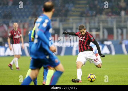 Ricardo Rodriguez dell'AC Milan durante il campionato italiano Serie A Football Match tra AC Milan e Bologna FC il 10 dicembre 2017 allo stadio Giuseppe Meazza di Milano - Photo Morgese - Rossini / DPPI Foto Stock