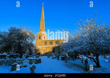 La neve sopra la chiesa di St Benedicts, villaggio di Glinton, Cambridgeshire; Inghilterra; Regno Unito Foto Stock