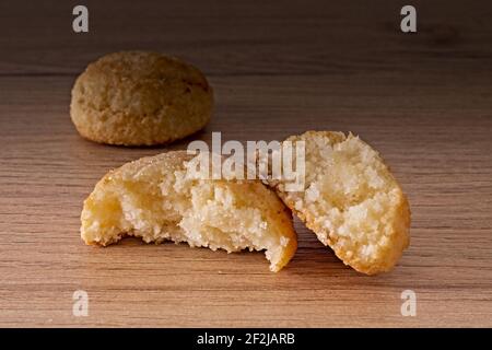 biscotti alle mandorle sul tagliere di legno primo piano Foto Stock