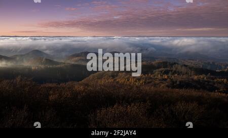 Alba nel Siebengebirge vicino Koenigswinter sul Reno. Foto Stock