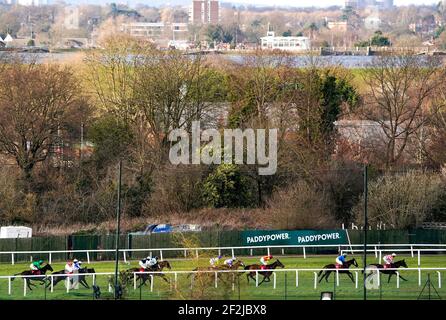 Una visione generale dei corridori e dei piloti in azione mentre gareggiano nell'ostacolo Paddy Power '4 Sleeps to Cheltenham'handicap all'ippodromo di Sandown Park, Esher. Data immagine: Venerdì 12 marzo 2021. Foto Stock