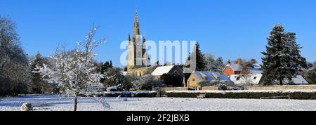 Snow sopra St Andrews Church, West Deeping Village, Lincolnshire, Inghilterra, Regno Unito Foto Stock