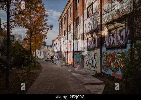 Un antico quartiere industriale con graffiti e pattinatori nel quartiere Plagwitz di Lipsia. Foto Stock