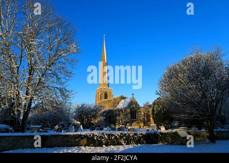 La neve sopra la chiesa di St Benedicts, villaggio di Glinton, Cambridgeshire; Inghilterra; Regno Unito Foto Stock