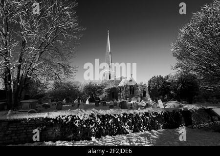 La neve sopra la chiesa di St Benedicts, villaggio di Glinton, Cambridgeshire; Inghilterra; Regno Unito Foto Stock