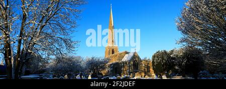 La neve sopra la chiesa di St Benedicts, villaggio di Glinton, Cambridgeshire; Inghilterra; Regno Unito Foto Stock