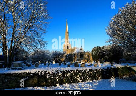 La neve sopra la chiesa di St Benedicts, villaggio di Glinton, Cambridgeshire; Inghilterra; Regno Unito Foto Stock