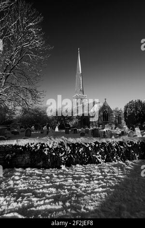 La neve sopra la chiesa di St Benedicts, villaggio di Glinton, Cambridgeshire; Inghilterra; Regno Unito Foto Stock