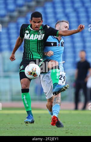 Rogerio di Sassuolo (L) vies per la palla con Manuel Lazzari del Lazio (R) durante il campionato italiano Serie A Football Match tra SS Lazio e US Sassuolo Calcio il 11 luglio 2020 allo Stadio Olimpico di Roma - Foto Federico Proietti/DPPI Foto Stock