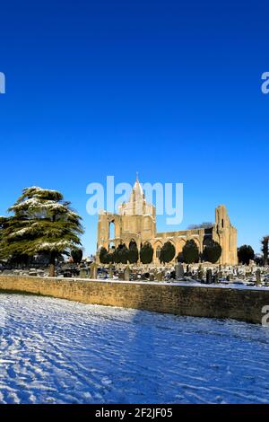 Neve invernale sull'abbazia di Crowland; città di Crowland; Lincolnshire; Inghilterra; Regno Unito Foto Stock