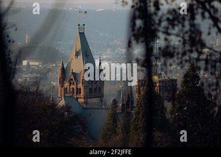 Castello di Drachenburg nel Siebengebirge al sole di sera. Foto Stock
