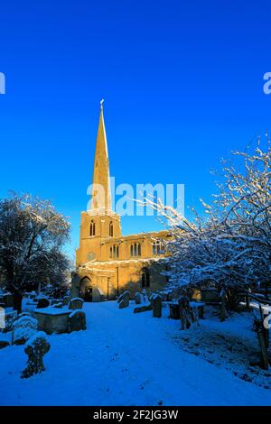 La neve sopra la chiesa di St Benedicts, villaggio di Glinton, Cambridgeshire; Inghilterra; Regno Unito Foto Stock