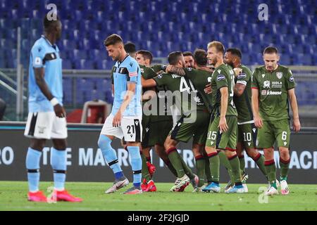 Giovanni Simeone di Cagliari festeggia con i suoi compagni di squadra dopo aver segnato 0-1 gol durante il campionato italiano Serie A una partita di calcio tra SS Lazio e Cagliari Calcio il 23 luglio 2020 allo Stadio Olimpico di Roma - Foto Federico Proietti/DPPI Foto Stock