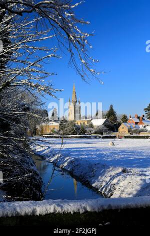 Snow sopra St Andrews Church, West Deeping Village, Lincolnshire, Inghilterra, Regno Unito Foto Stock