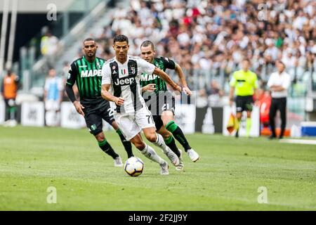 Cristiano Ronaldo di Juventus e Kevin-Prince Boateng, Pol Lirola di Sassuolo durante il campionato italiano, Serie UNA partita di calcio tra Juventus e Sassuolo il 16 settembre 2018 allo stadio Allianz di Torino - Photo Morgese - Rossini / DPPI Foto Stock