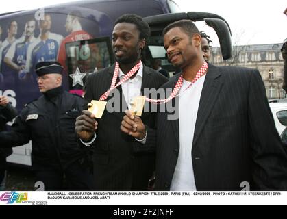 PALLAMANO - CELEBRAZIONE SQUADRA FRANCESE CAMPIONE DEL MONDO TITOLO 2009 - PARIGI (FRA) - 02/02/2009 - FOTO : CATHERINE STEENKESTE / DPPI DAOUDA KARABOUE E JOEL ABATI Foto Stock