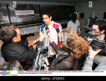 PALLAMANO - CELEBRAZIONE SQUADRA FRANCESE CAMPIONE DEL MONDO TITOLO 2009 - PARIGI (FRA) - 02/02/2009 - FOTO : CATHERINE STEENKESTE / INTERVISTA DPPI NICOLAS KARABATIC AL NEGOZIO ADIDAS Foto Stock