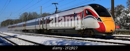 Classe 800, LNER Azuma treno nella neve, East Coast Main Line Railway, Peterborough, Cambridgeshire, Inghilterra, Regno Unito Foto Stock