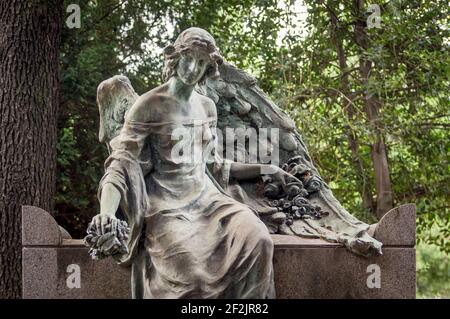 Angelo, figura di bronzo, cimitero centrale 'Cimitero Monumentale', Milano, Italia Foto Stock