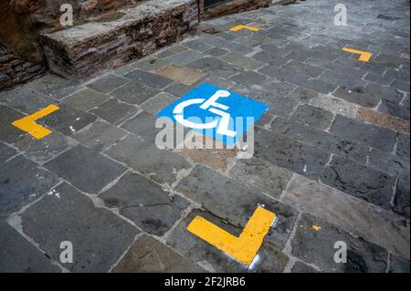 Parcheggio per disabili, contrassegno sulla strada Foto Stock